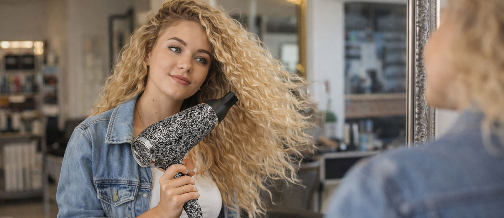 slider mujer secandose con secador coriolis